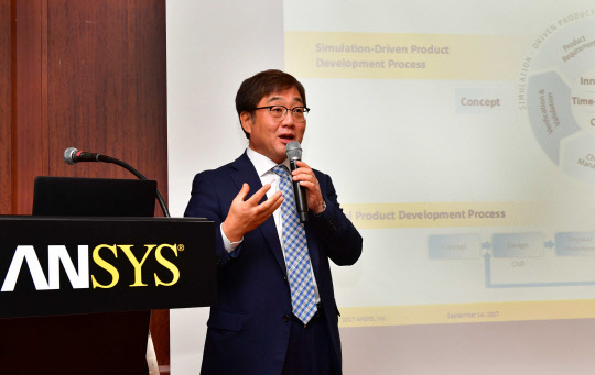 조용원 앤시스코리아 대표가 14일 서울 삼성동 그랜드인터컨티넨탈서울파르나스에서 열린 기자간담회에서 시뮬레이션 솔루션 시장에 대해 설명하고 있다.   앤시스코리아 제공